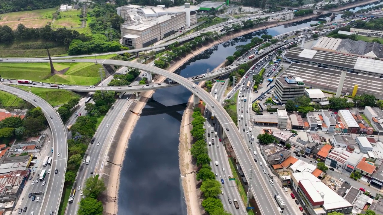 高速公路交通拥挤的城市景观。交通的风景。视频素材