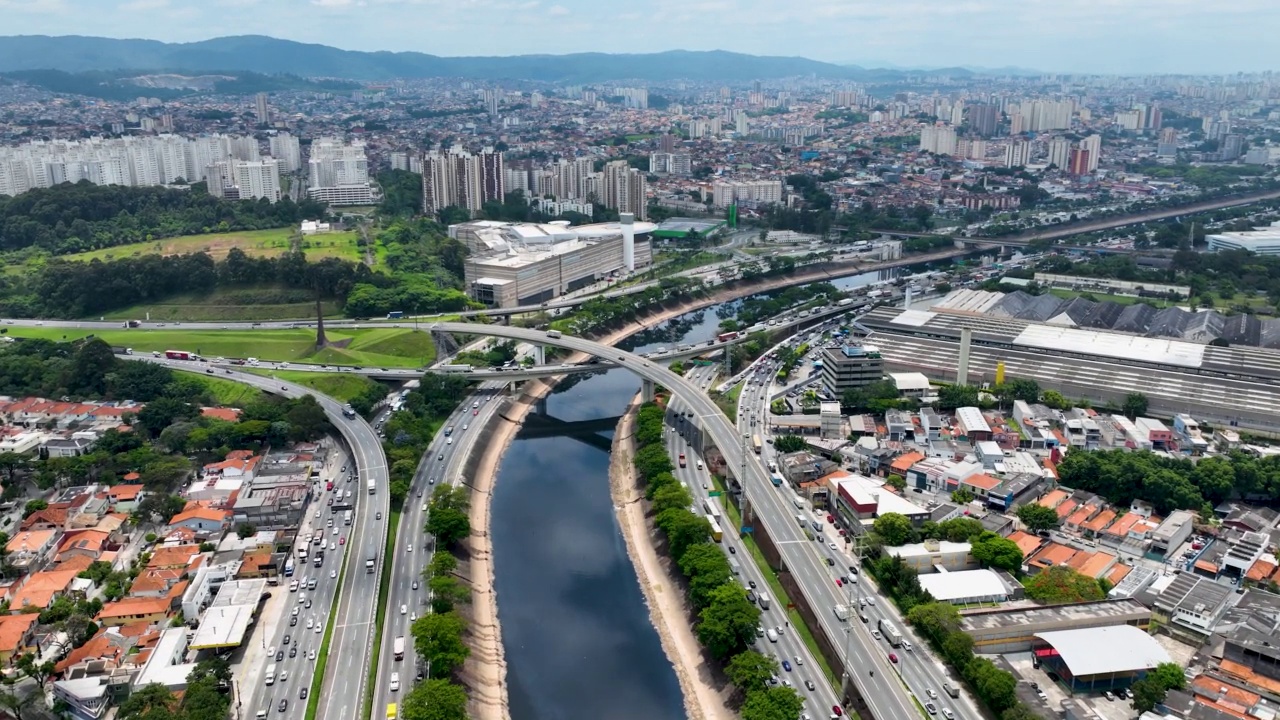 高速公路交通拥挤的城市景观。交通的风景。视频素材