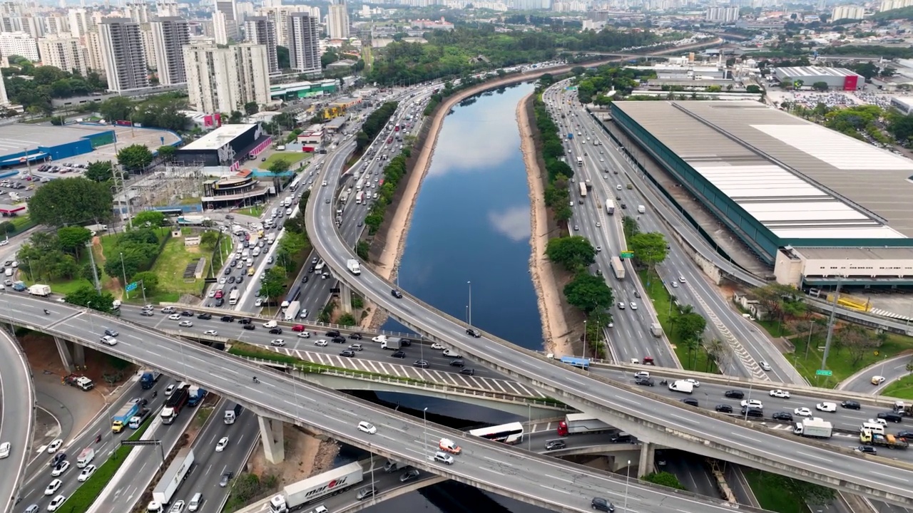 高速公路交通拥挤的城市景观。交通的风景。视频素材