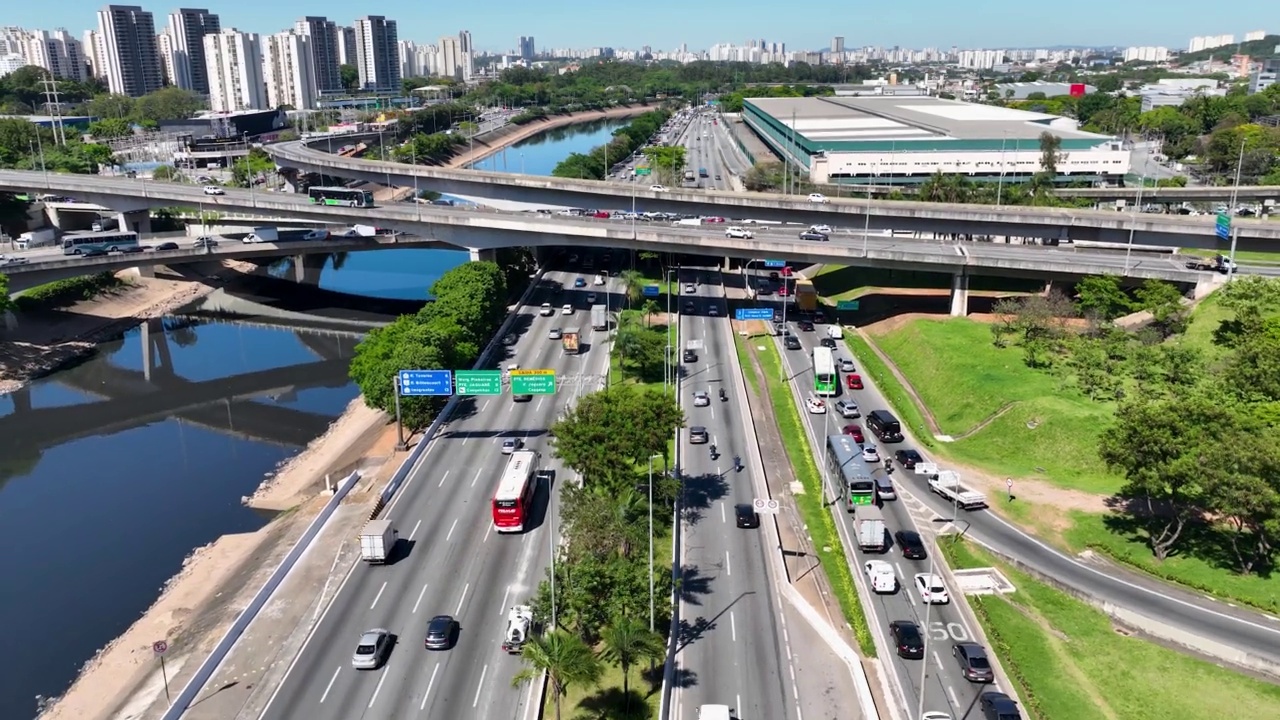 高速公路交通拥挤的城市景观。交通的风景。视频素材