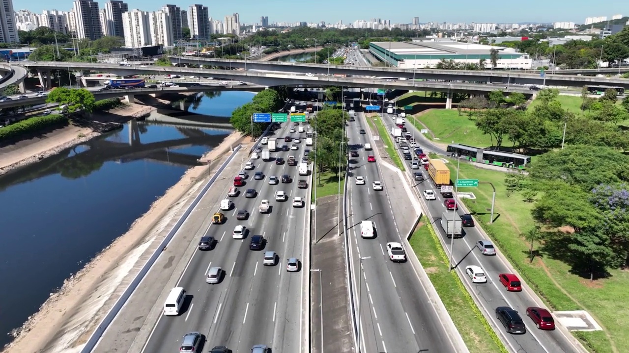 高速公路交通拥挤的城市景观。交通的风景。视频素材