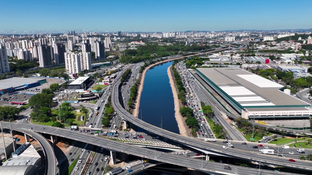 高速公路交通拥挤的城市景观。交通的风景。视频素材