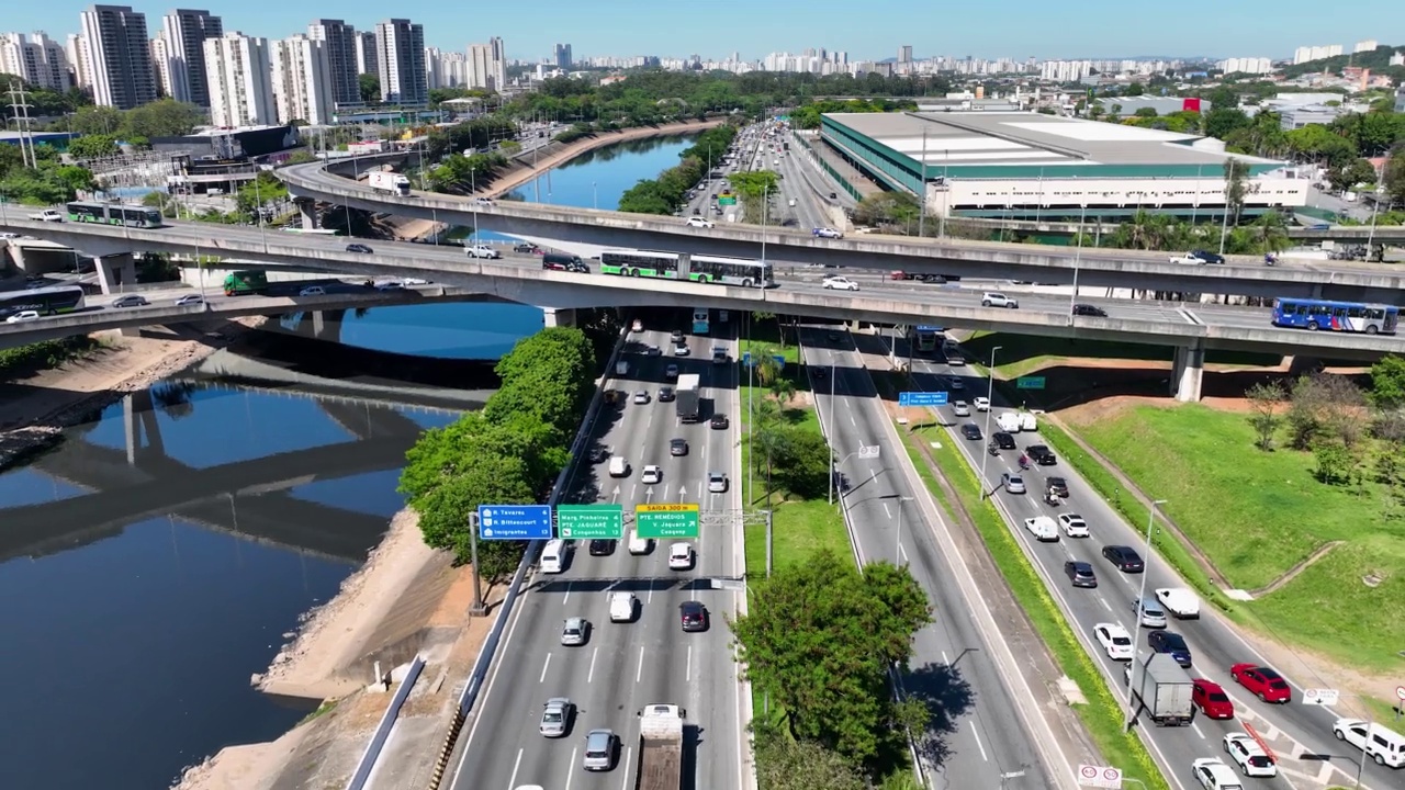 高速公路交通拥挤的城市景观。交通的风景。视频素材