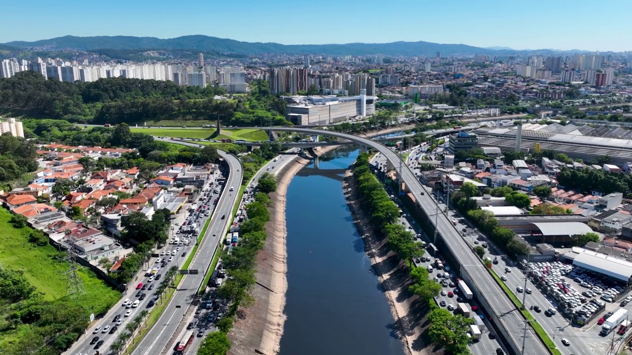 高速公路交通拥挤的城市景观。交通的风景。视频素材