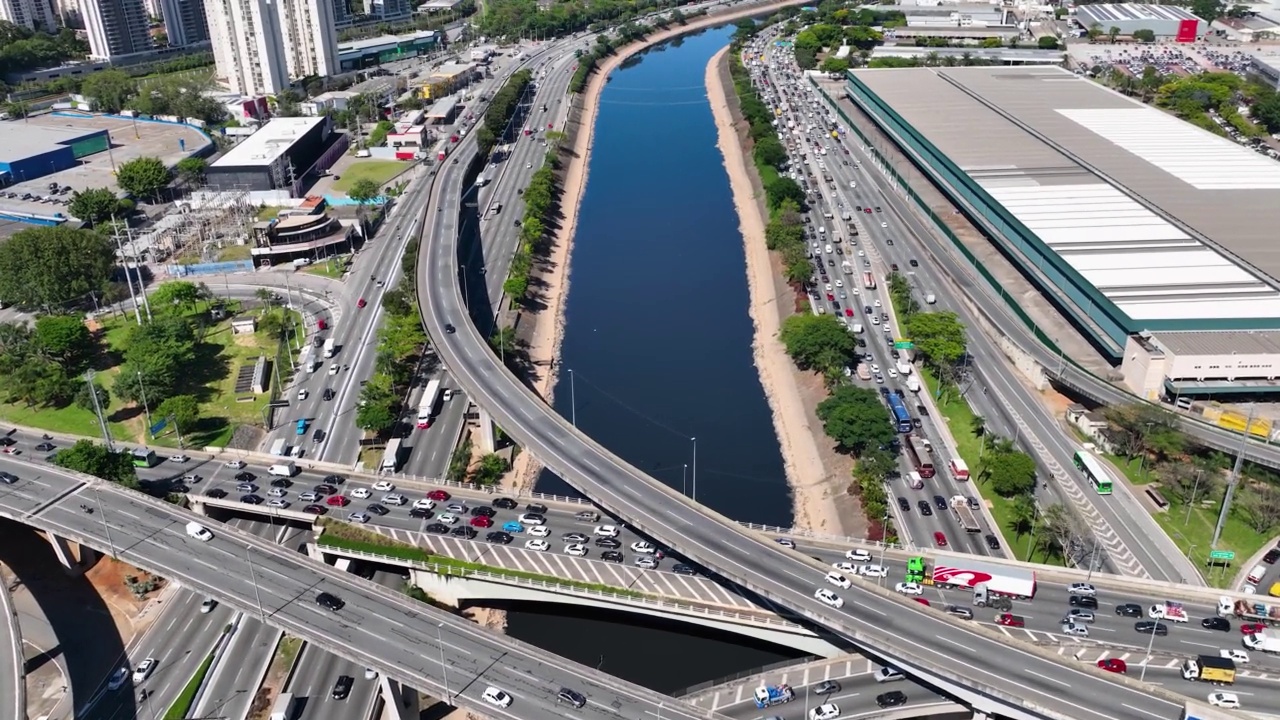 高速公路交通拥挤的城市景观。交通的风景。视频素材