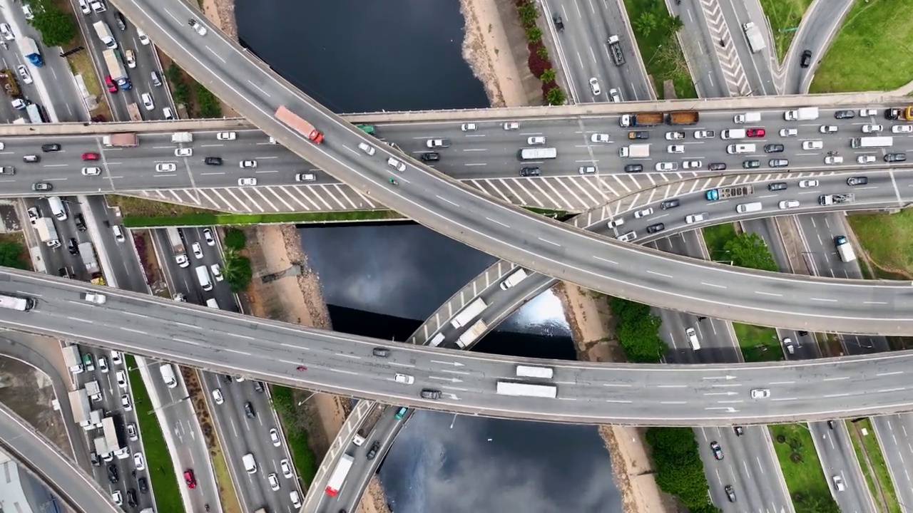 巴西圣保罗公路上的交通延时。交通场景。视频素材