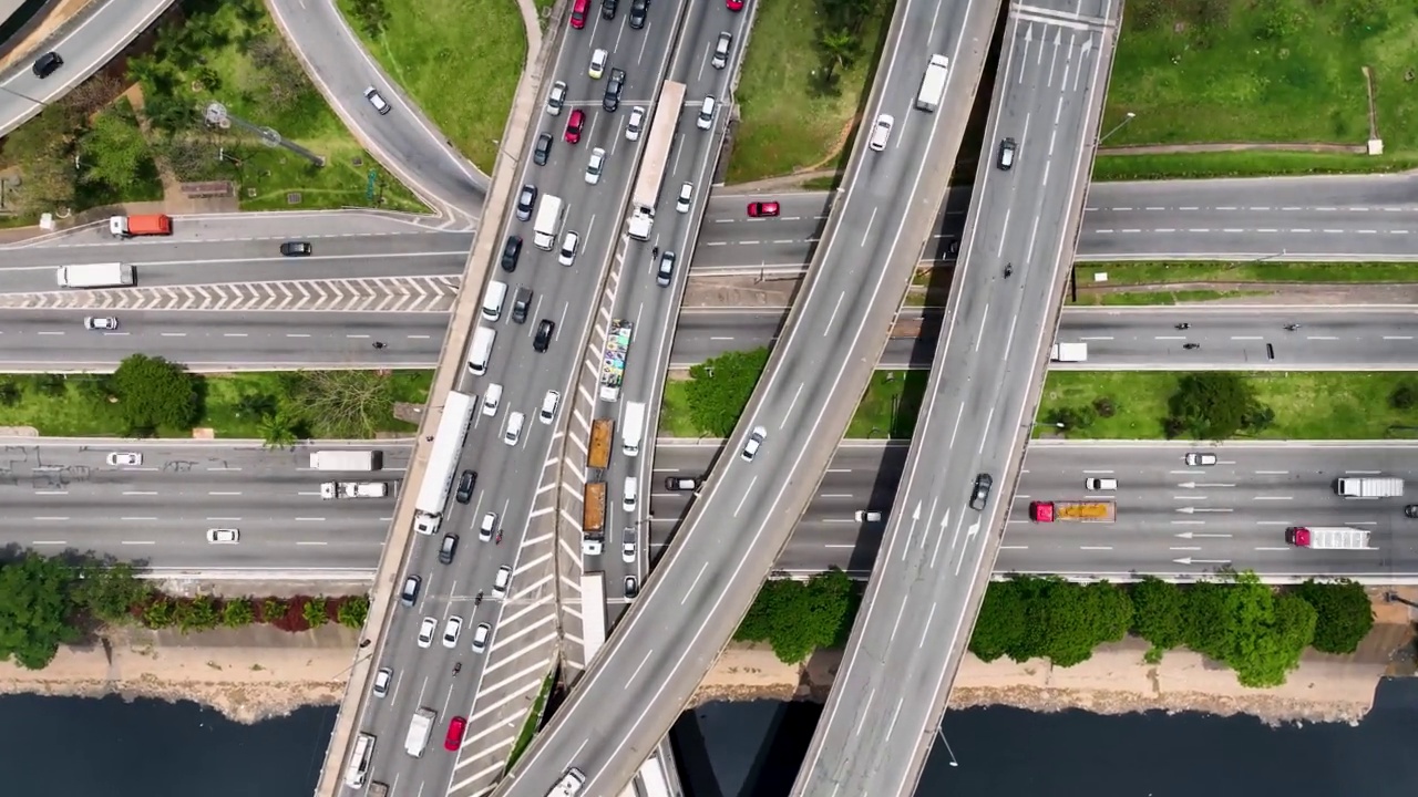 巴西圣保罗公路上的交通延时。交通场景。视频素材