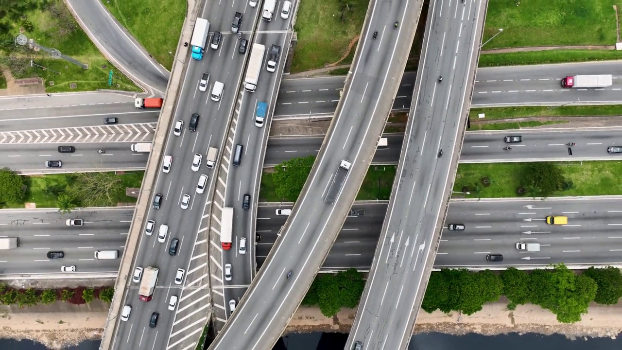 巴西圣保罗公路上的交通延时。交通场景。视频素材