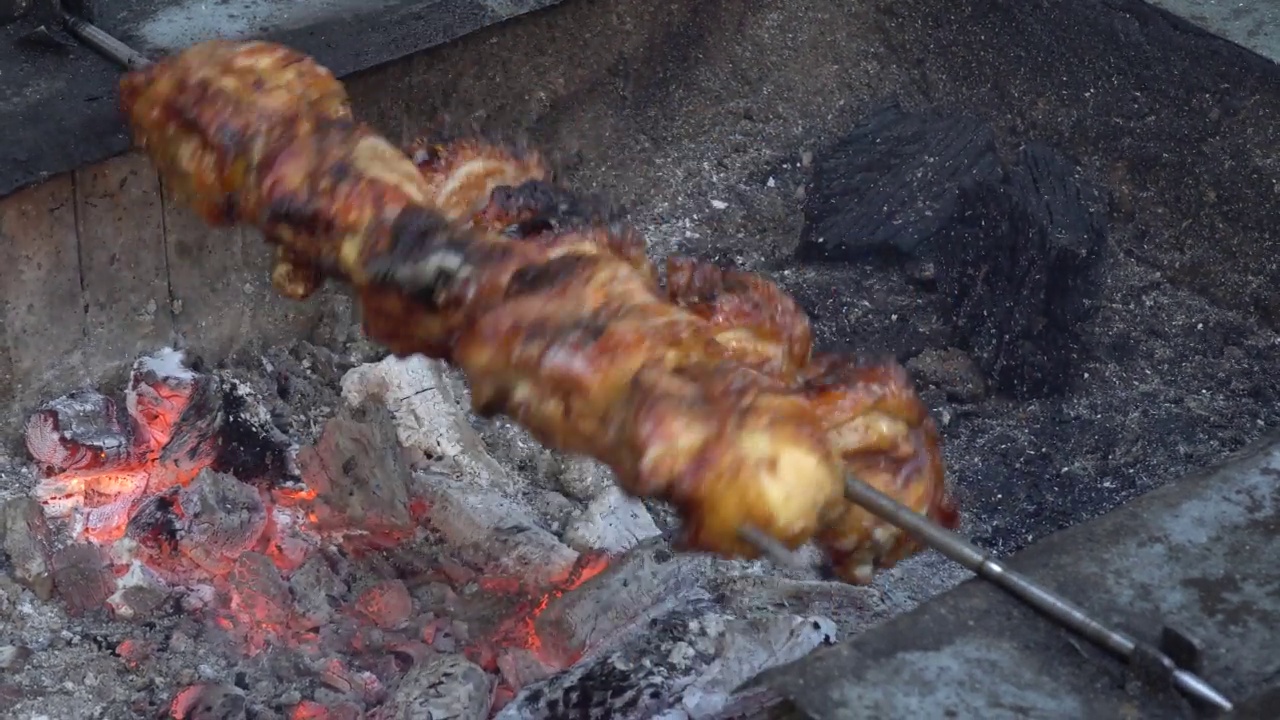 鸡或火鸡肉放在烤肉叉上。视频素材