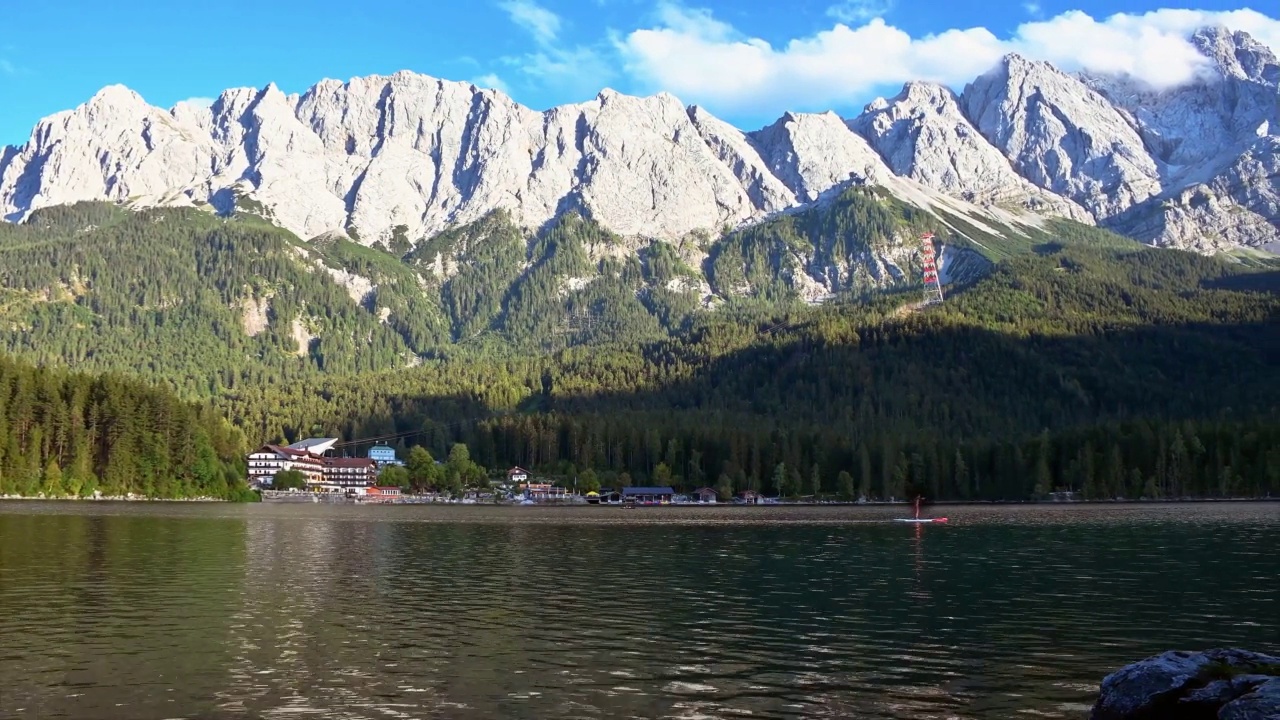 有山的湖的全景。视频素材