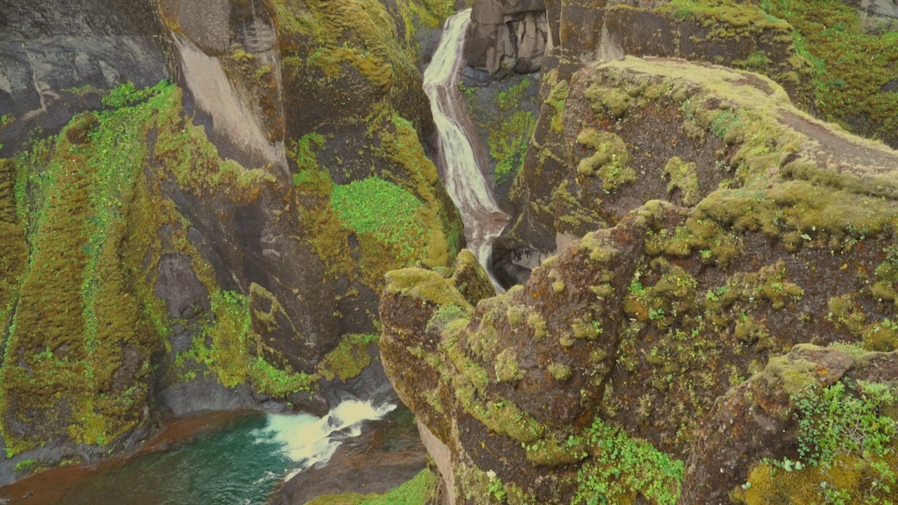 Majestic Fjaðrárgljúfur Canyon with Fjadra river视频素材