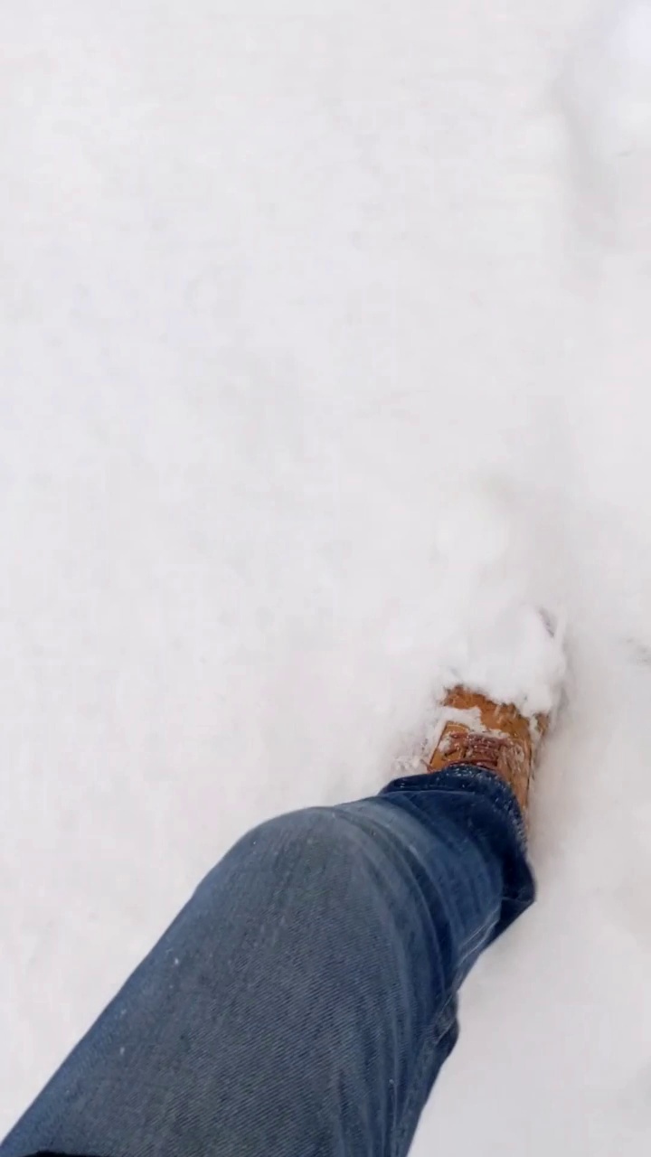 女人在冬天走过雪堆视频素材