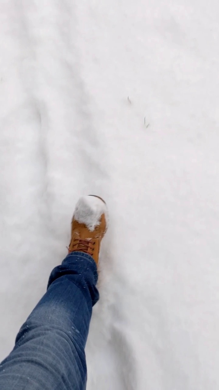 女人在冬天走过雪堆视频素材