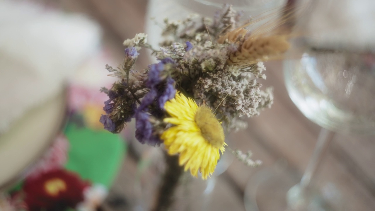 室外餐桌上摆放的干花花瓶视频素材