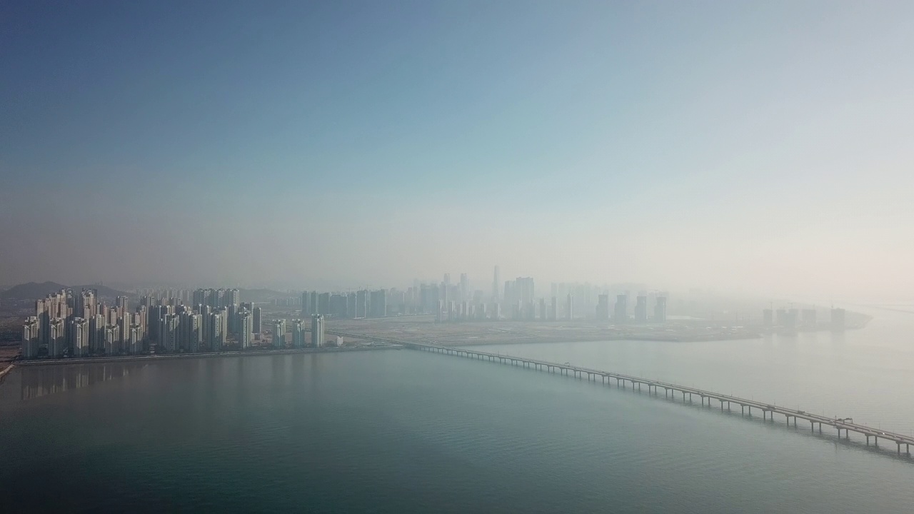 秋日，韩国仁川延寿区松岛国际商圈周边的摩天大楼、浦项制铁大厦、公寓、京仁第二高速公路和仁川大桥视频素材