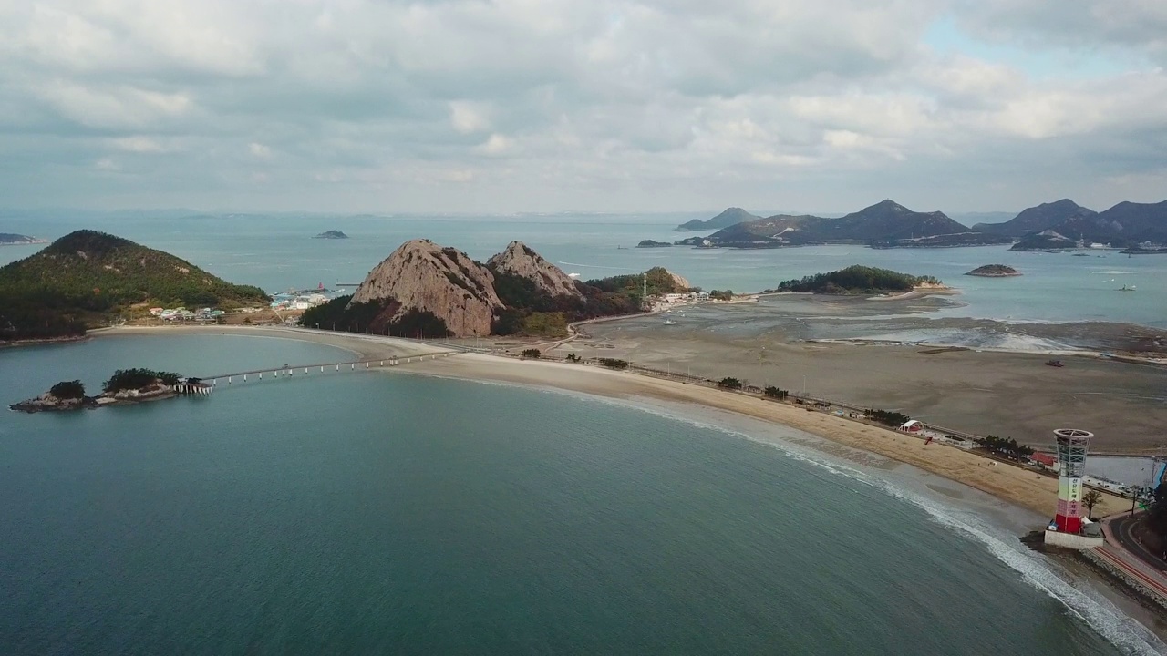 韩国全北群山岛的善游岛、善游岛海滩、芒州峰和新岛周围的村庄和海洋风景视频素材