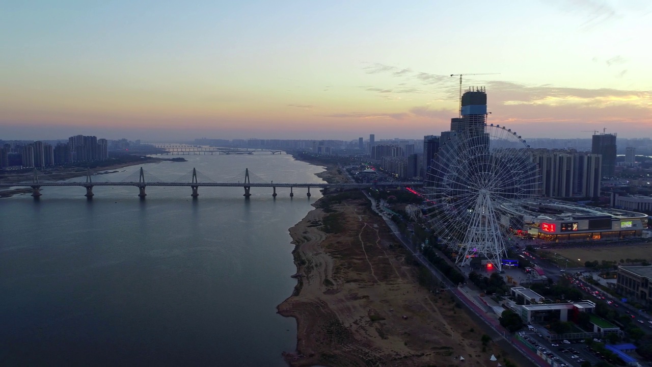 空中拍摄的城市交通与斜拉桥，天际线和摩天轮在上海，中国视频素材