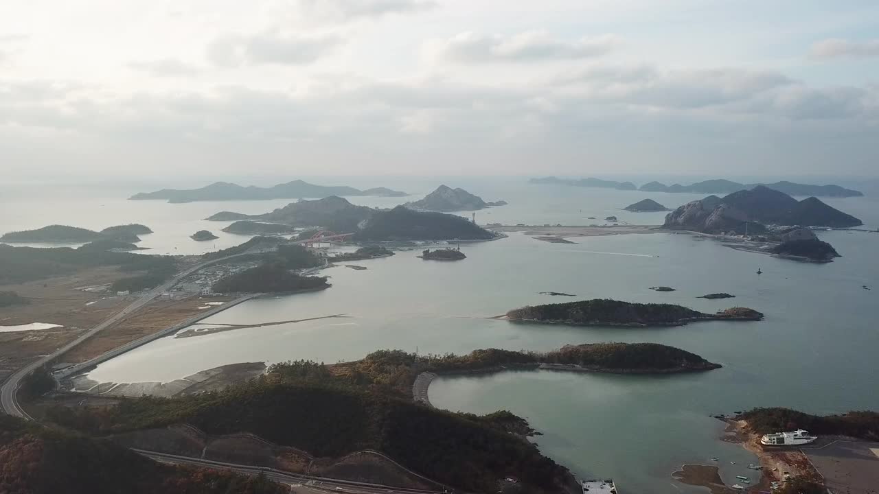 韩国全北群山岛/群山市的文余岛、善游岛、长刺岛、大长岛和善游桥周围的村庄和海上的日落视频素材