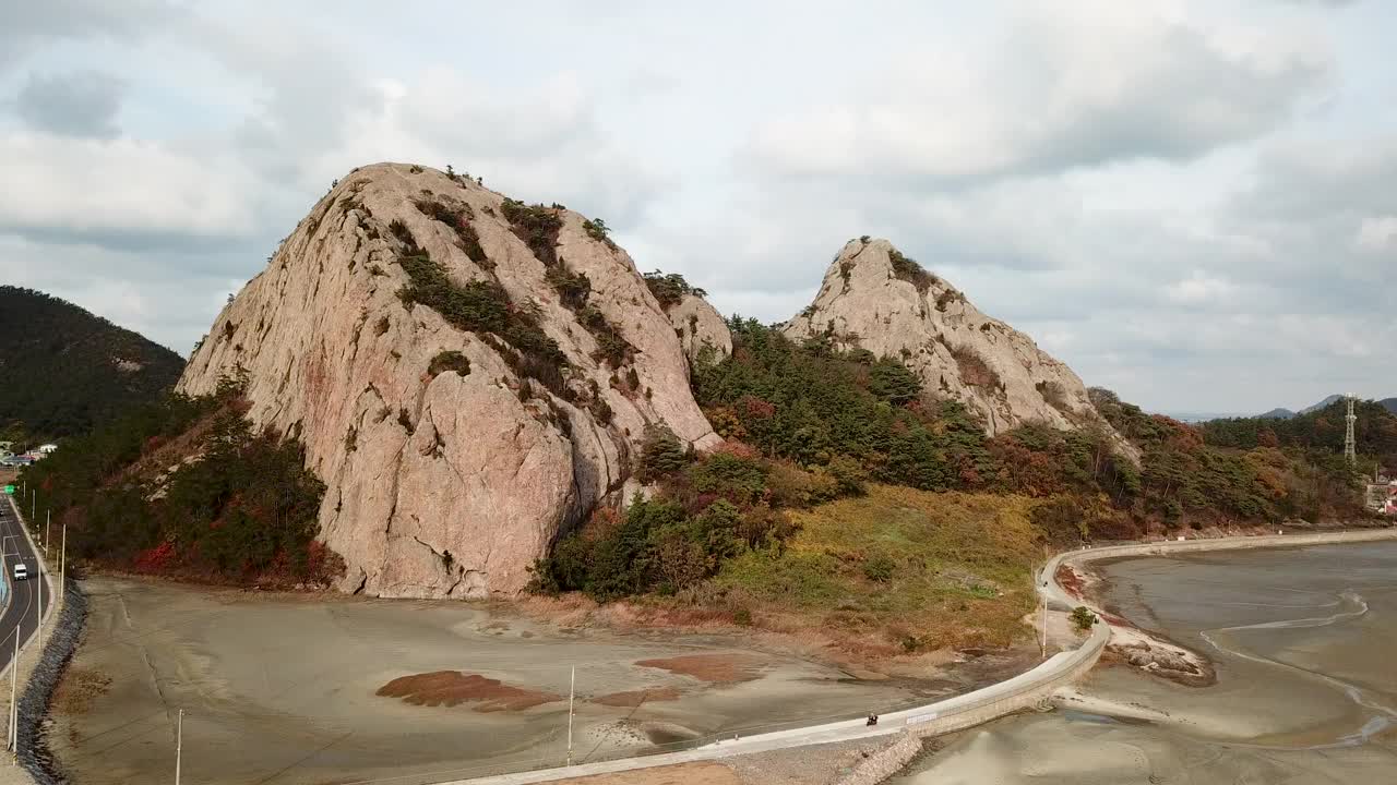 韩国全北群山岛(群山市)仙游岛和山州峰周围的村庄和海洋风光视频素材