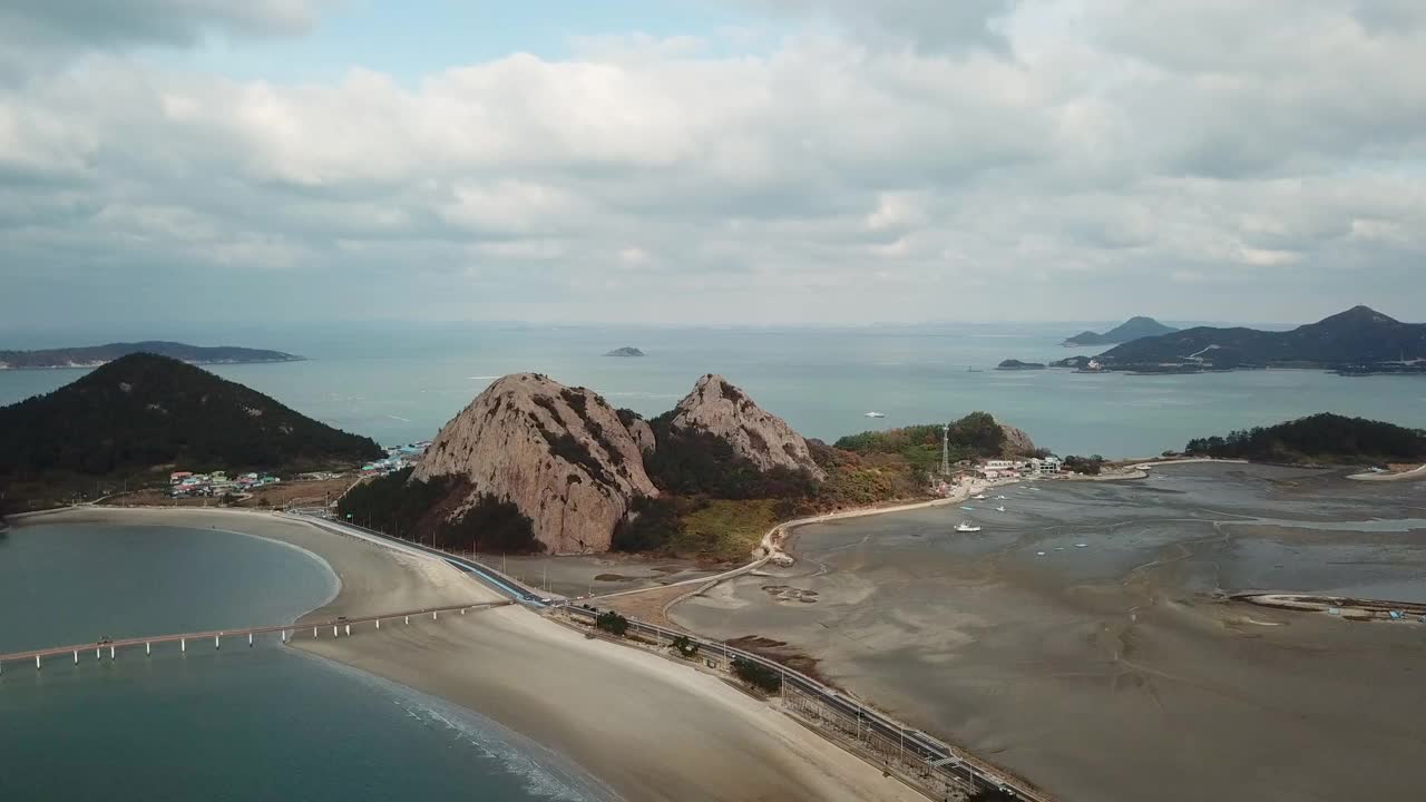 韩国全北群山岛的善游岛、善游岛海滩、芒州峰和新岛周围的村庄和海洋风景视频素材