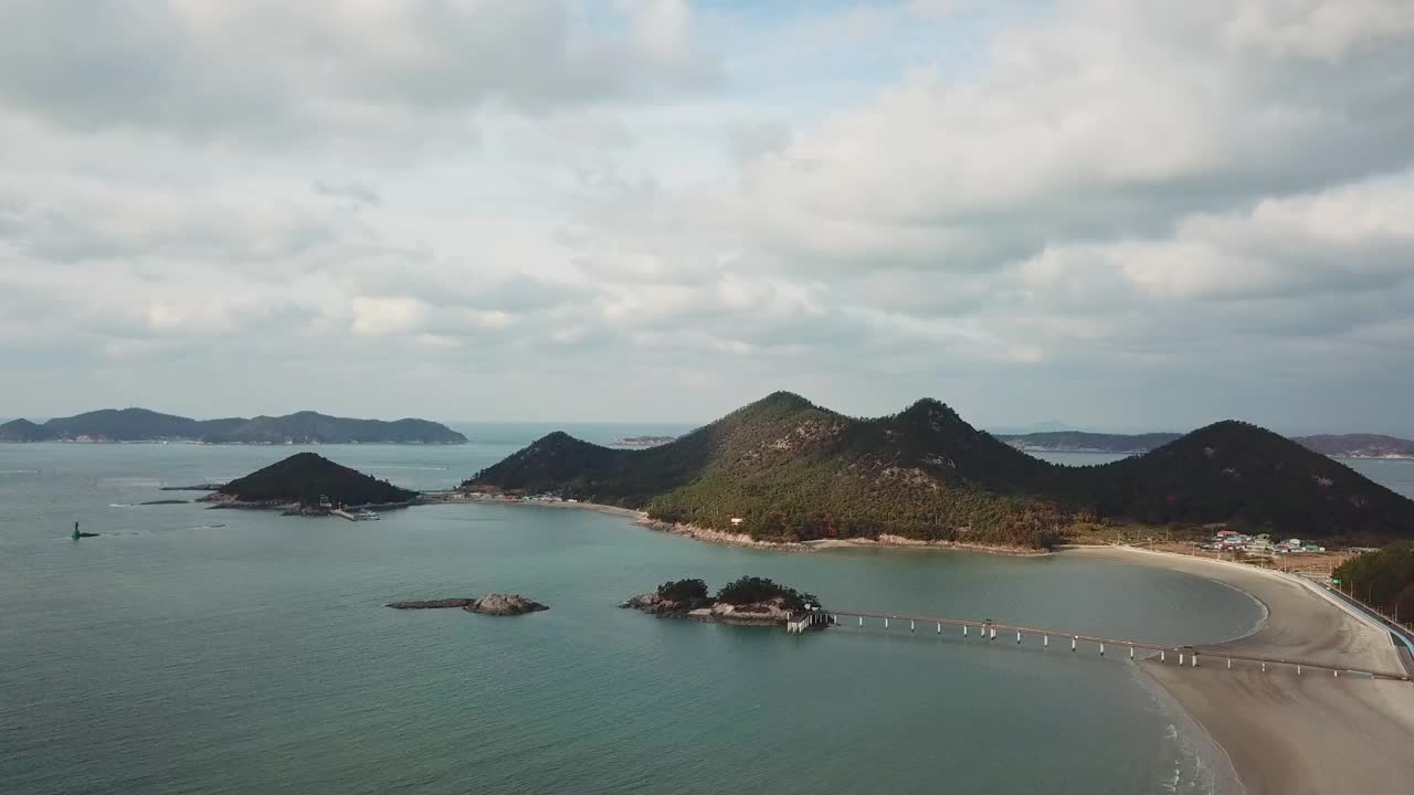 韩国全北郡群山岛善游岛和善游岛海滩周围的村庄和海洋风景视频素材