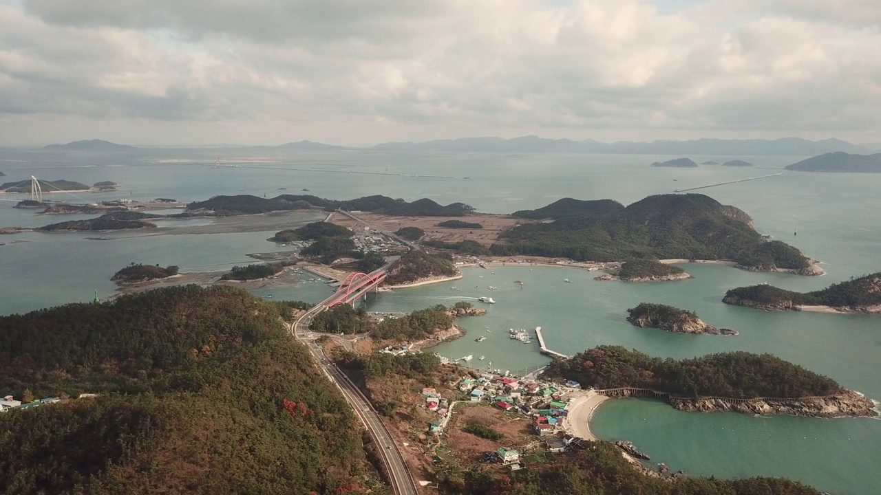 韩国全北群山岛(群山市)仙游岛、文约岛和仙游桥周围的村庄和海洋风景视频素材