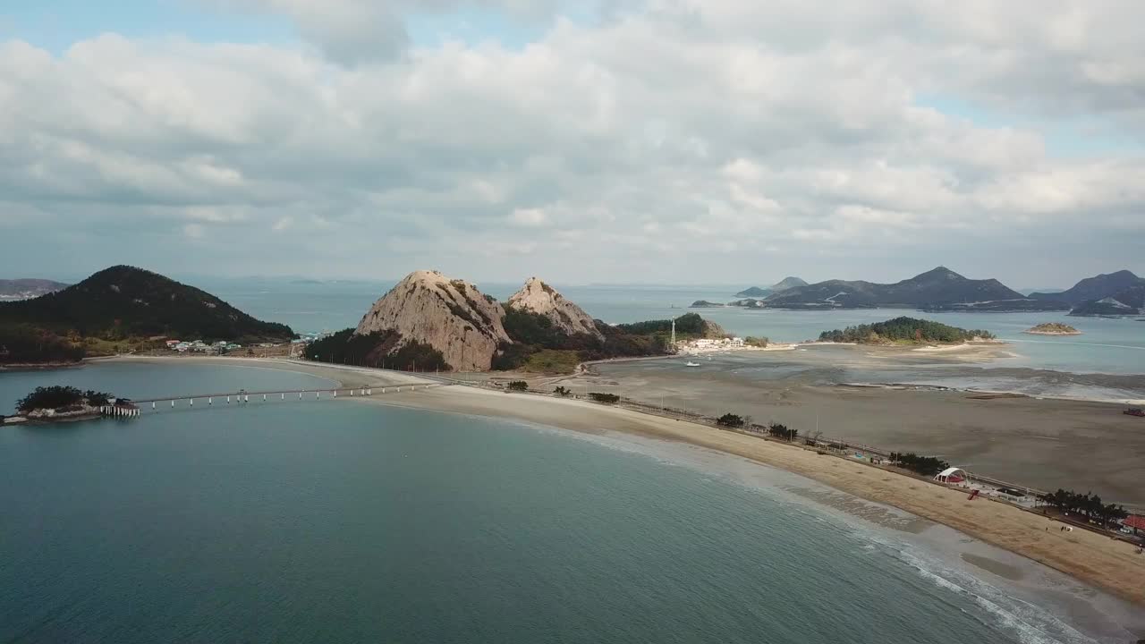 韩国全北群山岛的善游岛、善游岛海滩、芒州峰和新岛周围的村庄和海洋风景视频素材