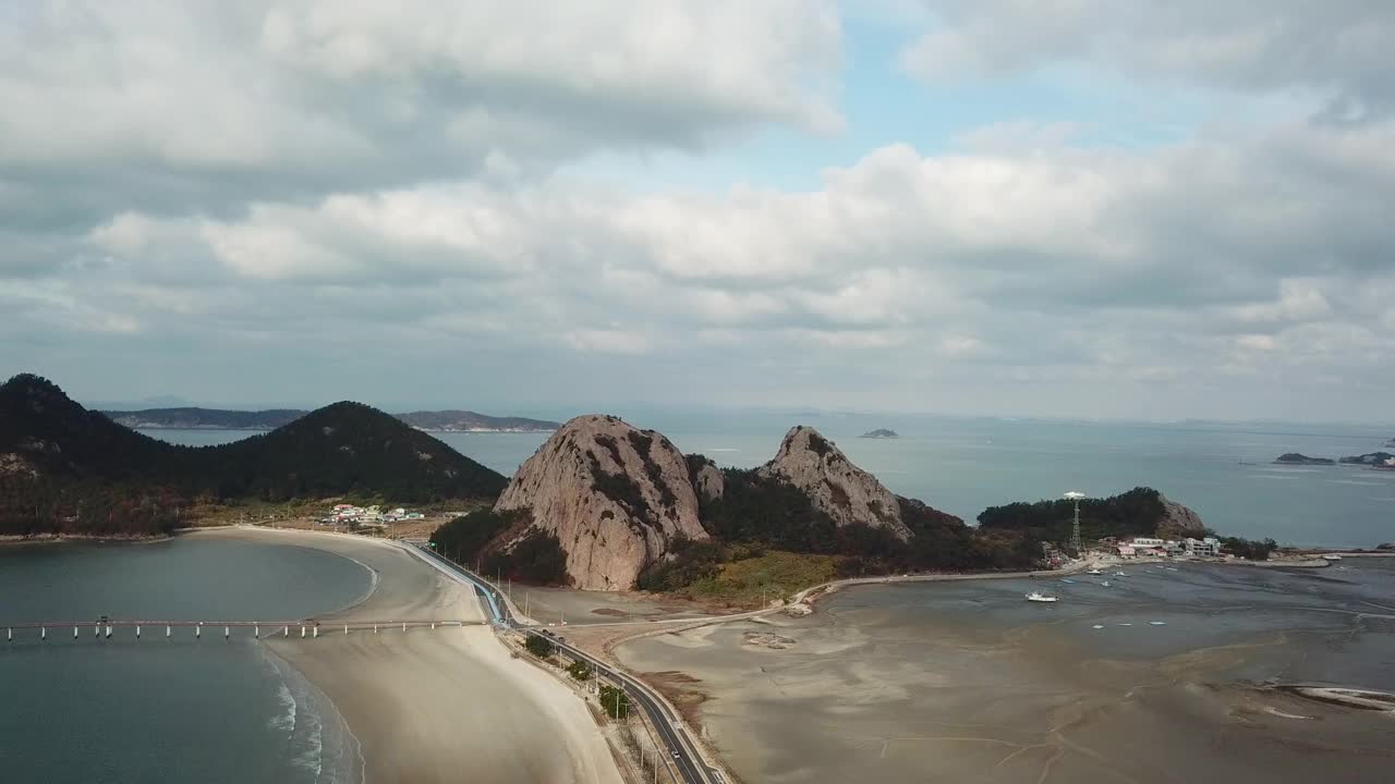 韩国全北群山岛的善游岛、善游岛海滩和Mangjubong峰周围的村庄和海洋风景视频素材