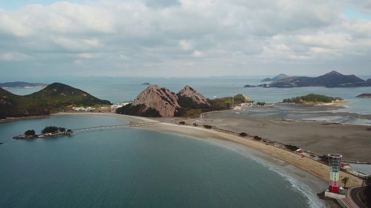 韩国全北群山岛的善游岛、善游岛海滩、芒州峰和新岛周围的村庄和海洋风景视频素材