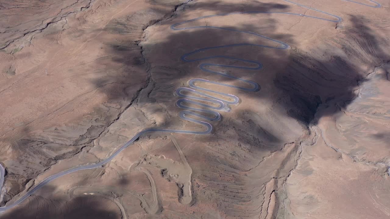 鸟瞰喜马拉雅山的山峰和蜿蜒的道路在西藏，中国。视频素材