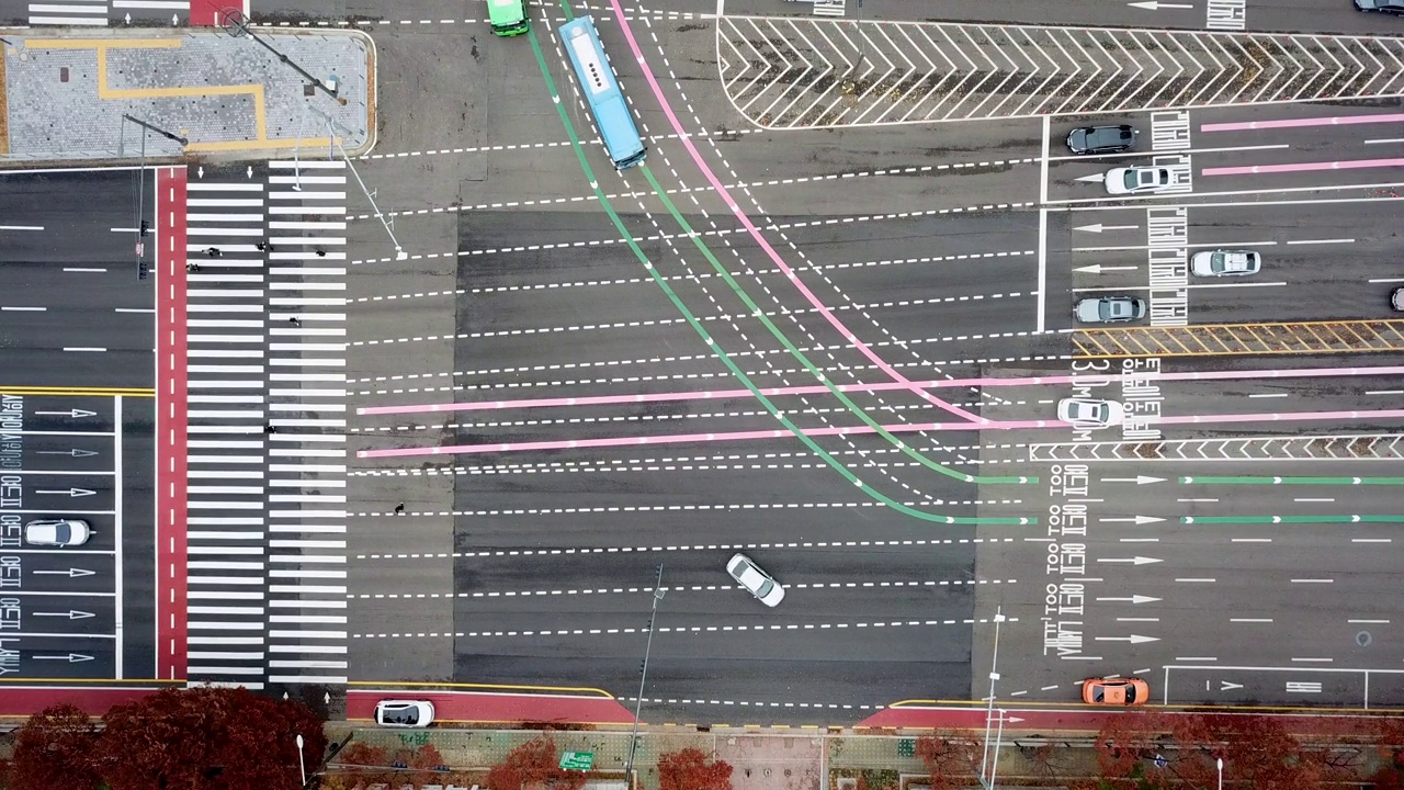 秋日，韩国首尔永登浦区汝矣岛金融区，人们穿过人行横道，汽车在市中心的十字路口行驶视频素材