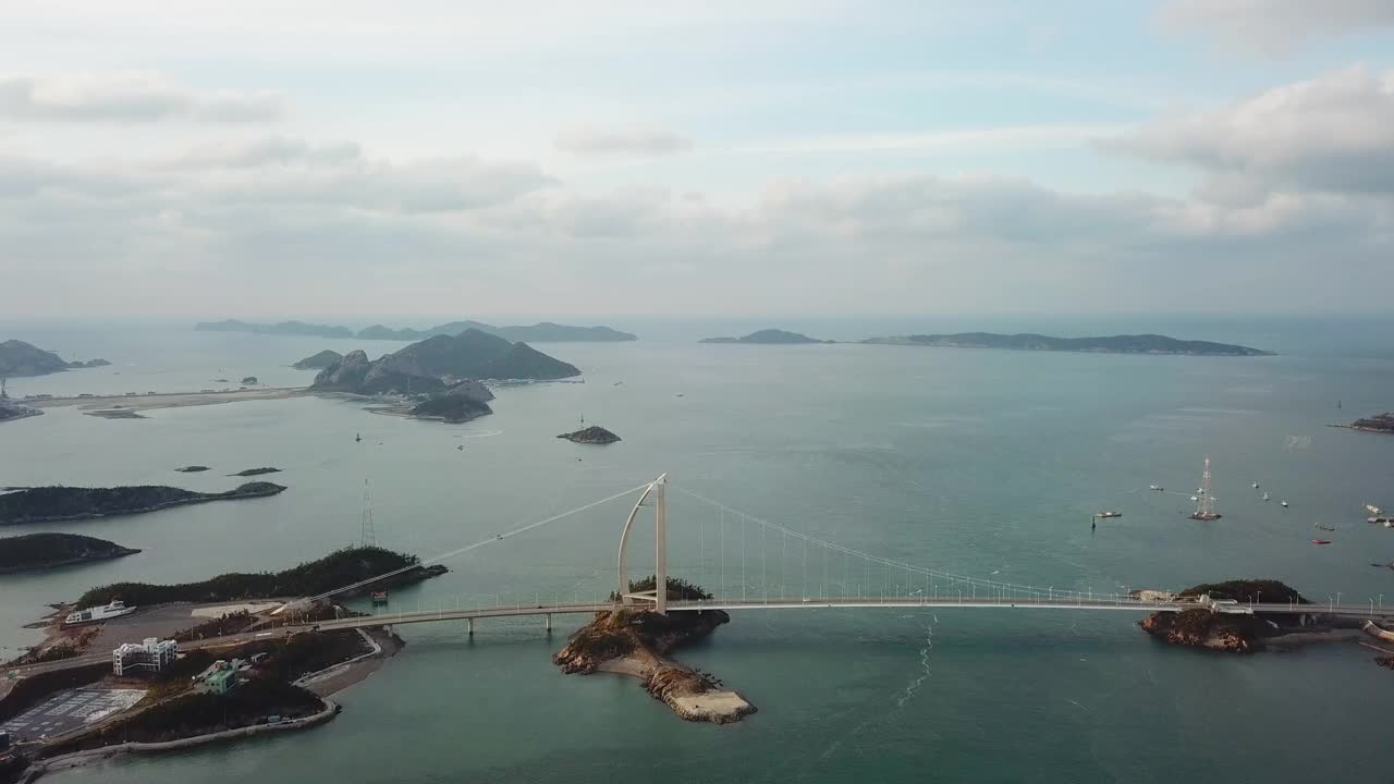 韩国全北群山岛(群山市)仙游岛(senonyudo Island)、文约岛(Munyeodo Island)和群山山桥(gogunsandigyo Bridge)周围的村庄和海面上的日落视频素材