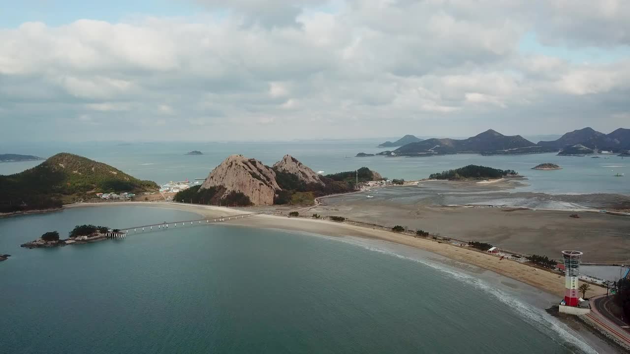 韩国全北群山岛的善游岛、善游岛海滩、芒州峰和新岛周围的村庄和海洋风景视频素材