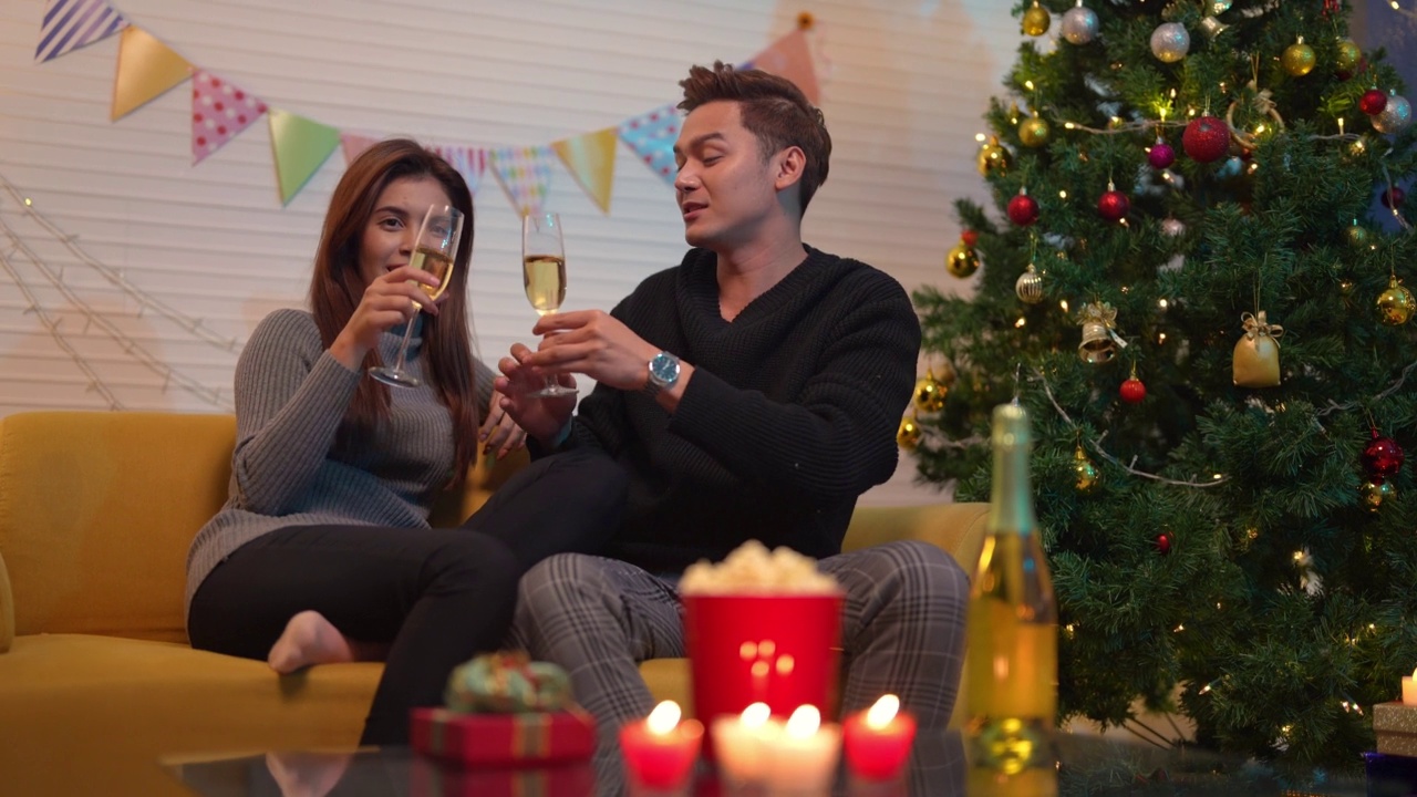亚洲夫妇喝香槟庆祝圣诞节和新年晚会。视频素材