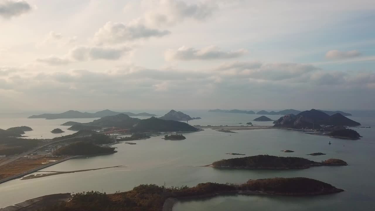 韩国全北群山岛/群山市的文余岛、善游岛、长刺岛、大长岛和善游桥周围的村庄和海上的日落视频素材