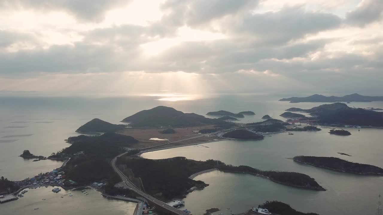 韩国全北群山岛/群山市的文余岛、善游岛、长刺岛、大长岛和善游桥周围的村庄和海上的日落视频素材