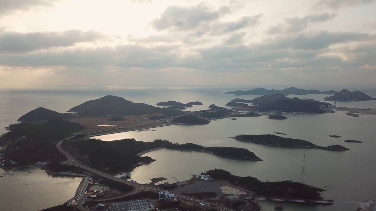 韩国全北群山岛/群山市的文余岛、善游岛、长刺岛、大长岛、高郡山桥和善游桥周围的村庄和海面上的日落视频素材