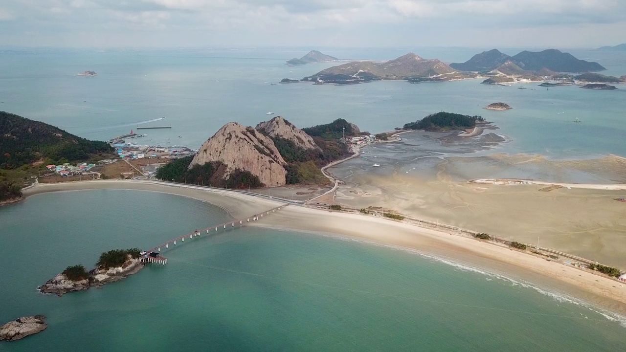 韩国全北群山岛的善游岛、善游岛海滩、芒州峰和新岛周围的村庄和海洋风景视频素材