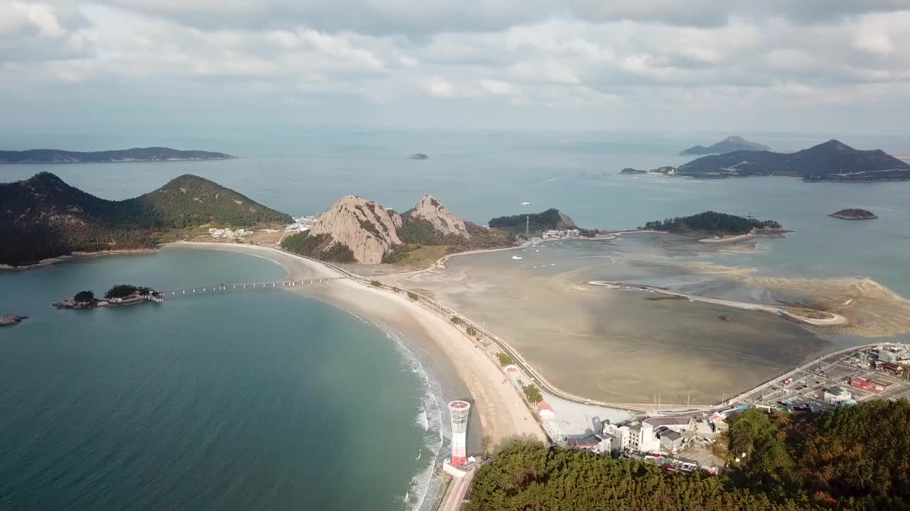 韩国全北群山岛的善游岛、善游岛海滩、芒州峰和新岛周围的村庄和海洋风景视频素材