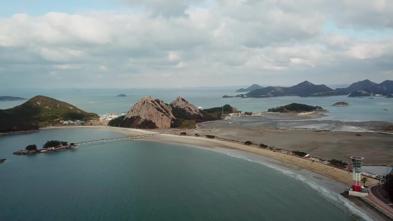 韩国全北群山岛的善游岛、善游岛海滩、芒州峰和新岛周围的村庄和海洋风景视频素材