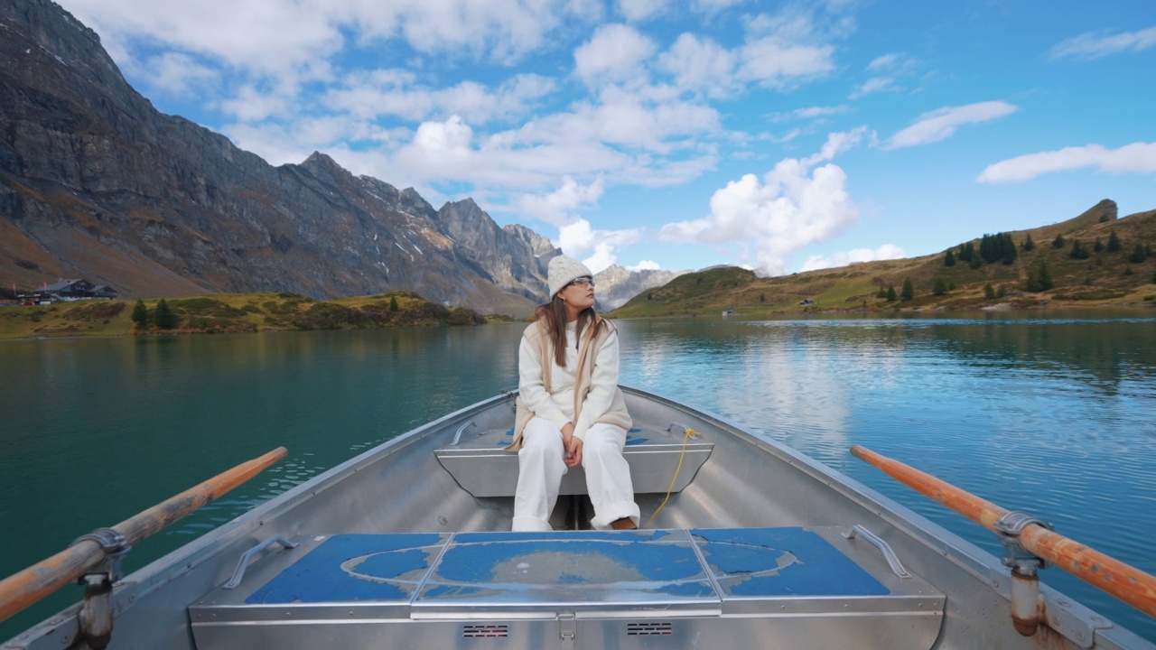 女人欣赏美丽的湖景视频素材