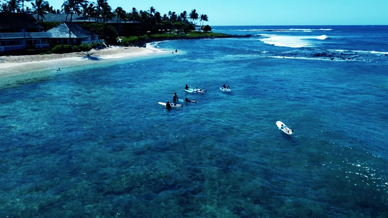 无人机拍摄的夏威夷海岸附近冲浪者的画面视频素材