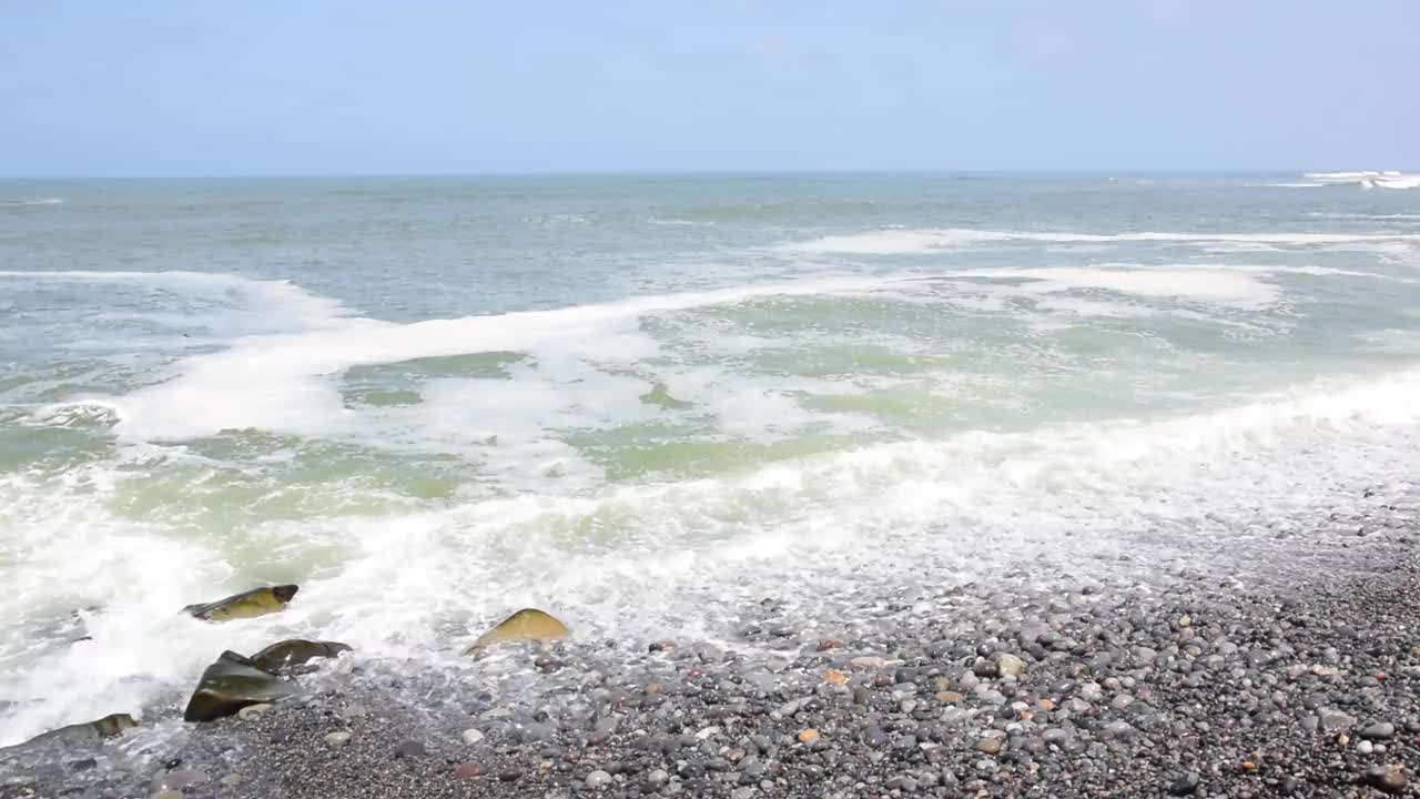 卵石滩上的海浪视频素材