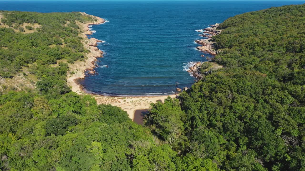 海湾和海滩的鸟瞰图视频素材