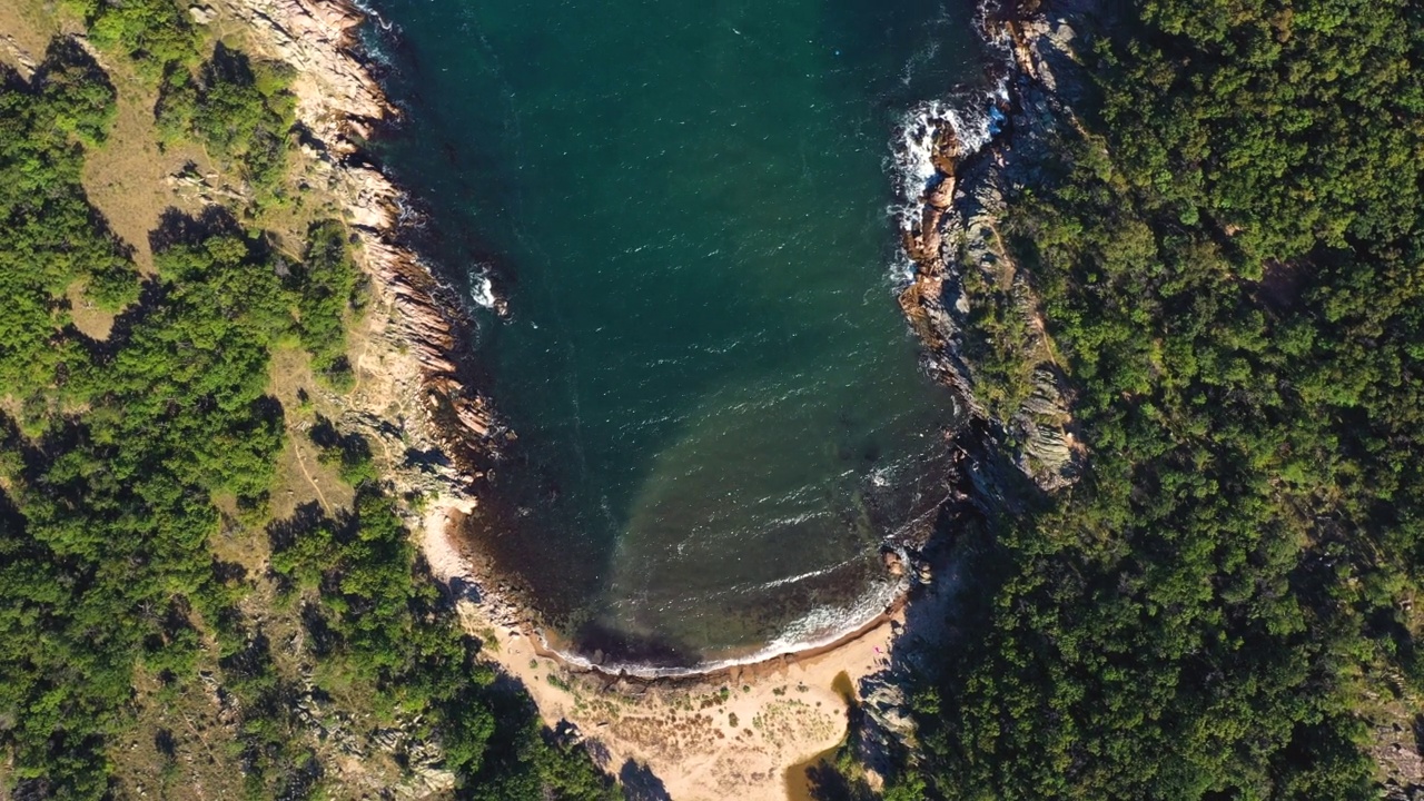 海湾和海滩的鸟瞰图视频素材