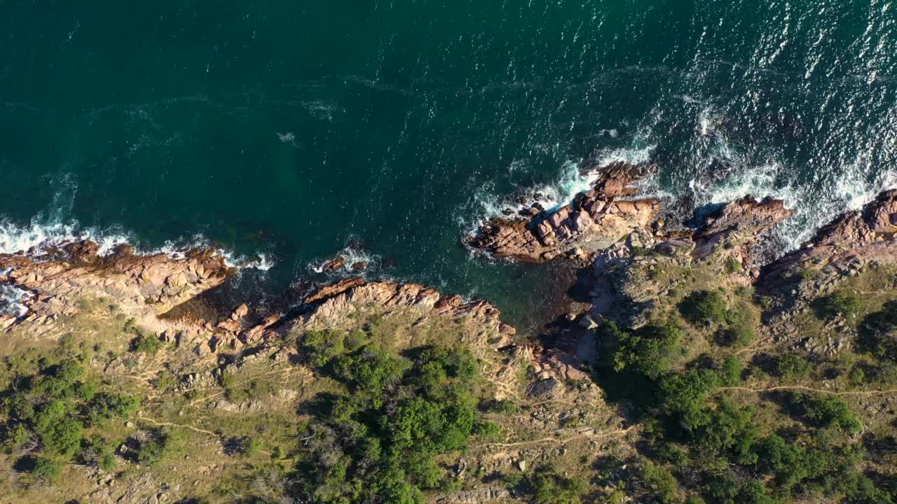 鸟瞰美丽的岩石海滩视频素材