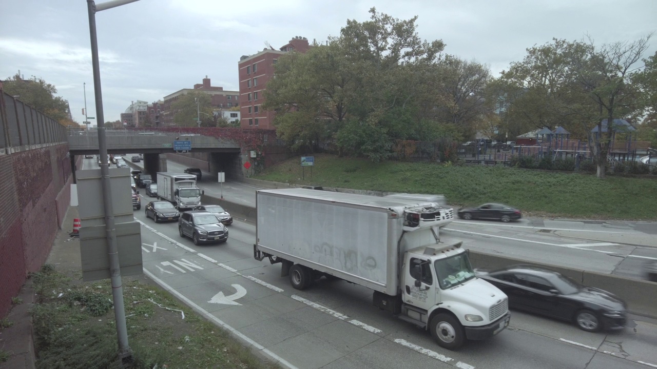 布鲁克林高地的布鲁克林皇后高速公路(“BQE”)视频素材