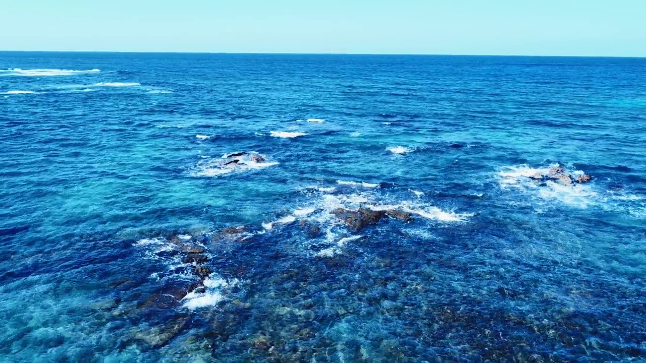 夏威夷海滩上蓝色海水的风景视频素材