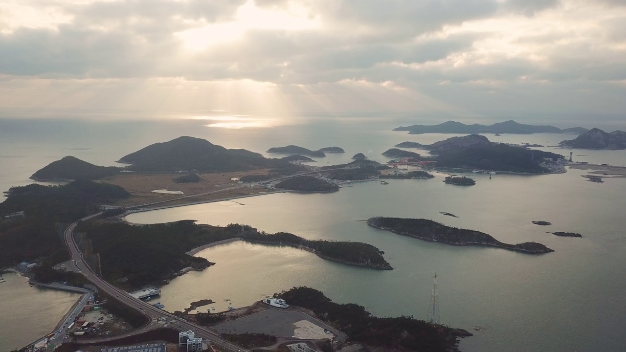 韩国全北群山岛/群山市的文余岛、善游岛、长刺岛、大长岛和善游桥周围的村庄和海上的日落视频素材