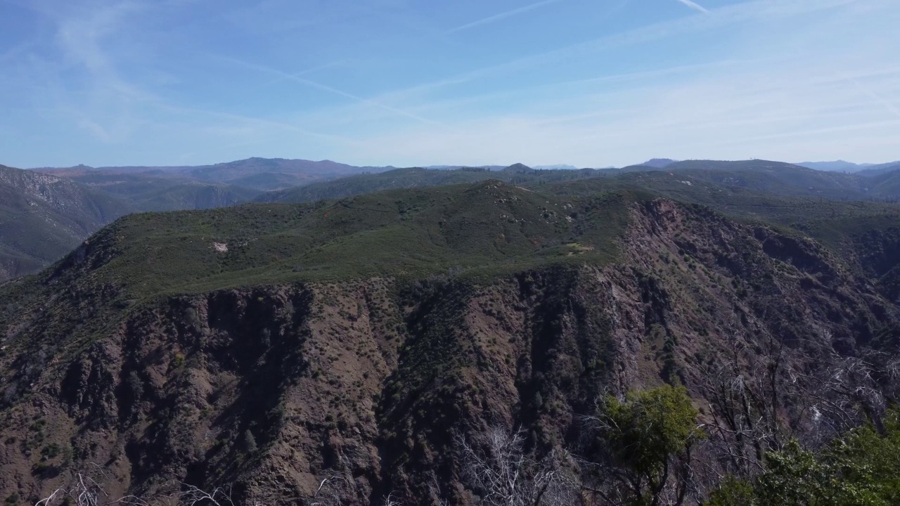 无人机飞过群山和河流视频素材